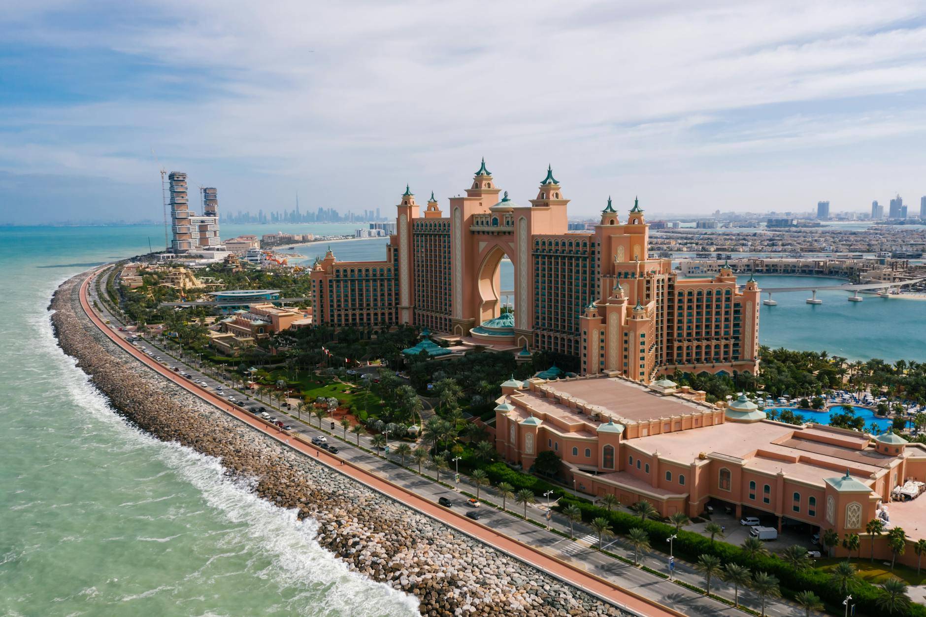 hotel atlantis the palm on sea shore in dubai, it is among top 5 luxury hotels in Dubai